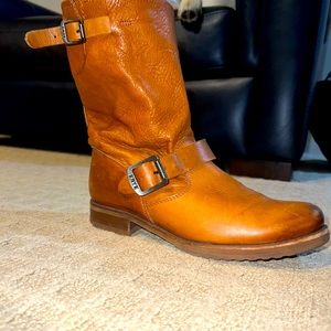 Veronica short boots Frye